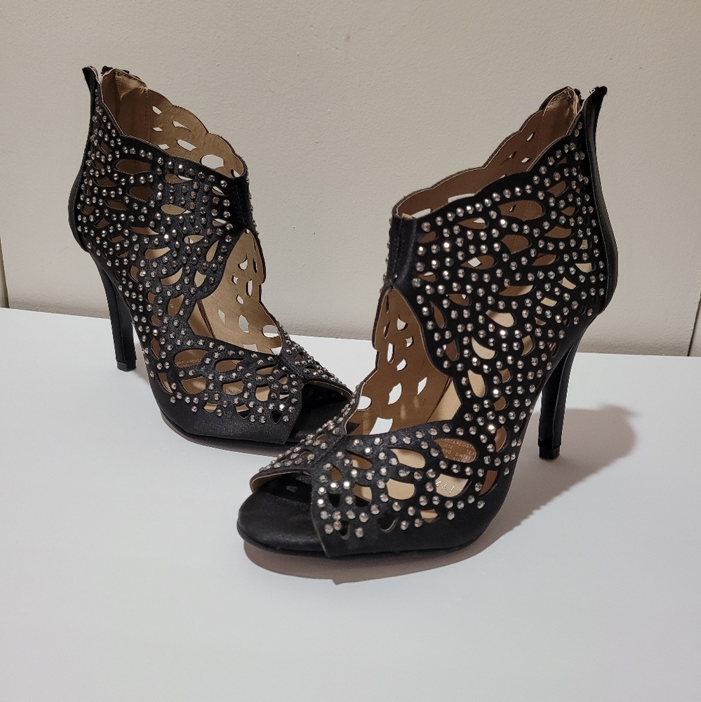 Stiletto Heels SIZE 8 US. BRAND NEW NEVER USED Silver Studs.